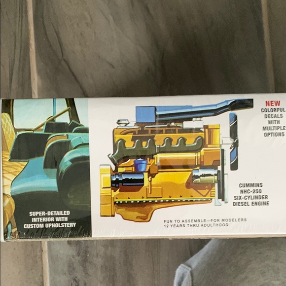 Freightliner SD/DD Truck Model Kit - Picture 3 of 4